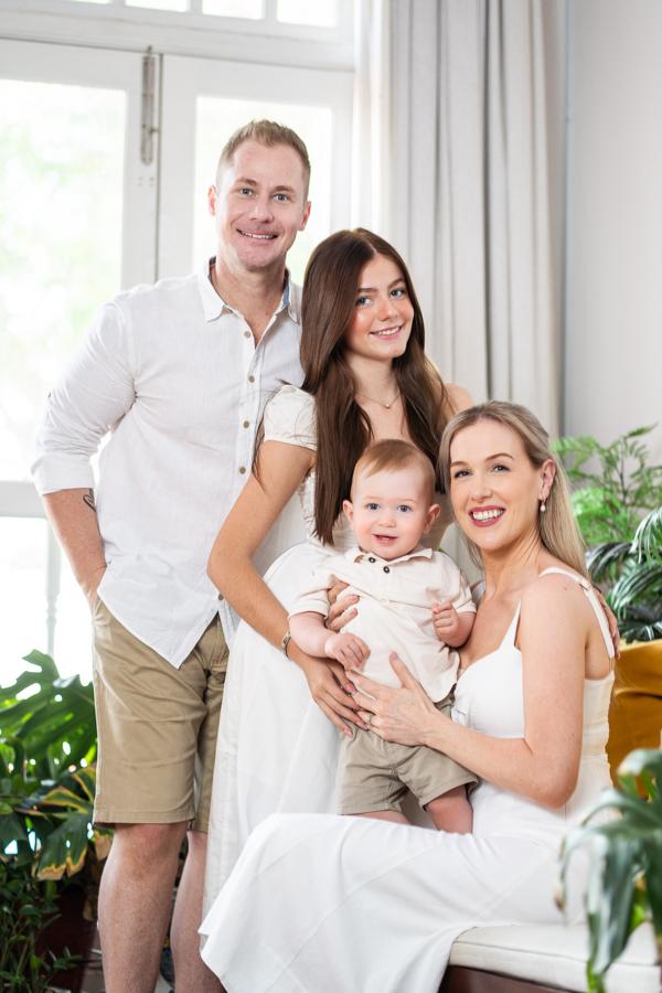 Natural and candid family photoshoot in Oh Dear Studio with natural light